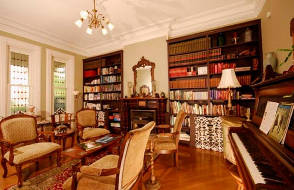 كينفستون The Secret Garden Inn المظهر الخارجي الصورة