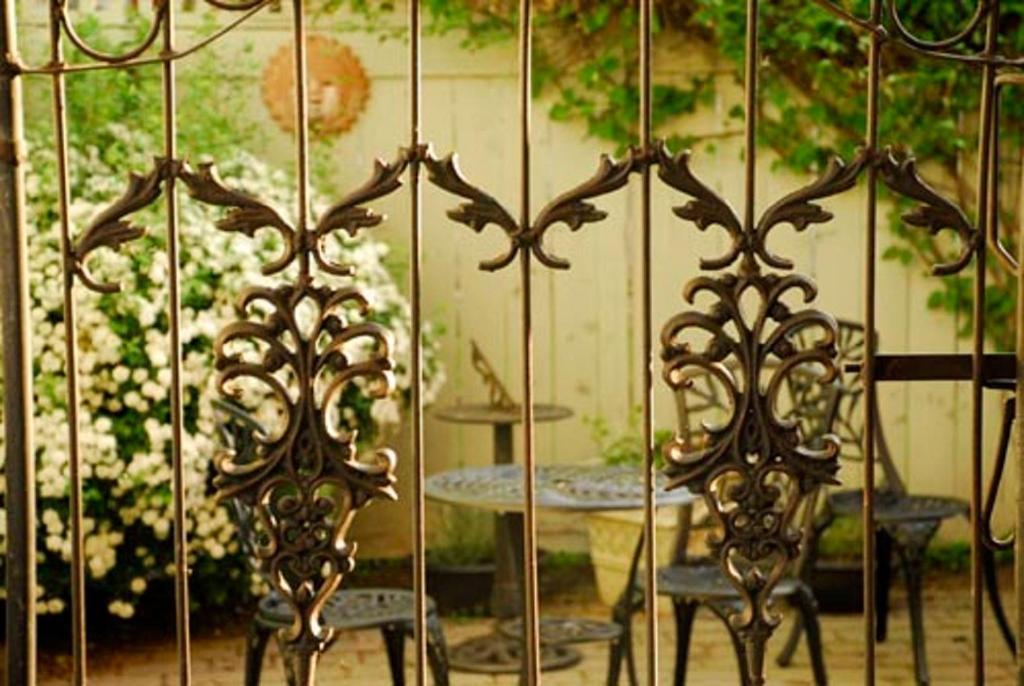 كينفستون The Secret Garden Inn المظهر الخارجي الصورة