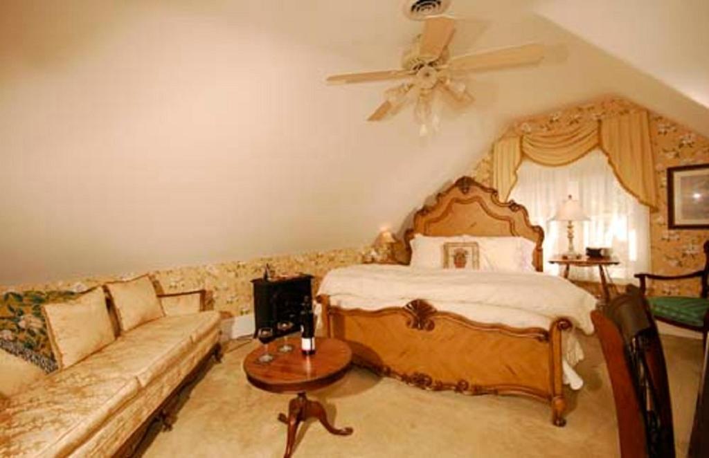كينفستون The Secret Garden Inn الغرفة الصورة